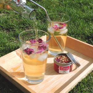 boisson_ete_eau-de-rose-petales-de-rose-drink-estival