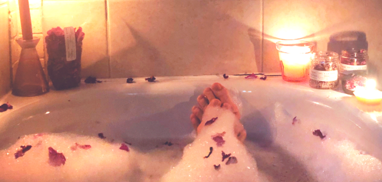 bain-a-la-rose-sel-de-rose-sel-epsom-petales-de rose-savon-de-rose-bien-etre