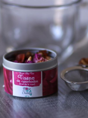Infusion à la roseLes cynorhodons (fruits de la rose), aussi appelés baies d’églantiers, sont cultivés au Québec dans le respect de la nature et cueillis à la main.