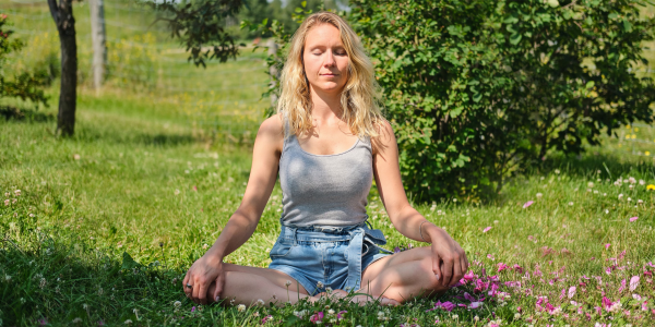 Rituel a la rose - rituel yoga rose -meditation - rose - eau de rose - bien-etre - amour de soi - pétale de rose