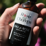 eau de rose ayurveda Parmi les joyaux de cette sagesse ancienne, l'eau de rose émerge comme un élixir apaisant qui depuis des siècles