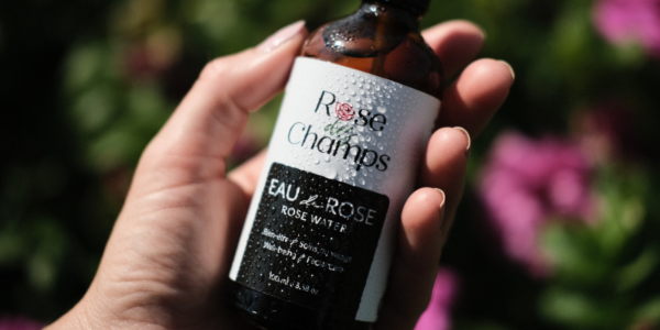 eau de rose ayurveda Parmi les joyaux de cette sagesse ancienne, l'eau de rose émerge comme un élixir apaisant qui depuis des siècles
